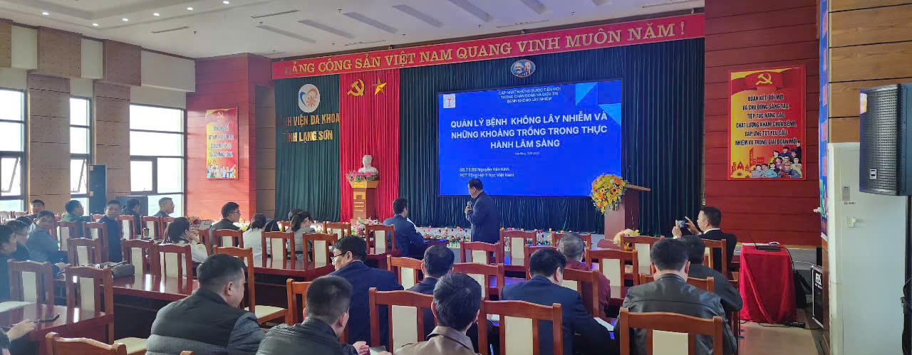 GS.TS Nguyễn Văn Kính báo cáo